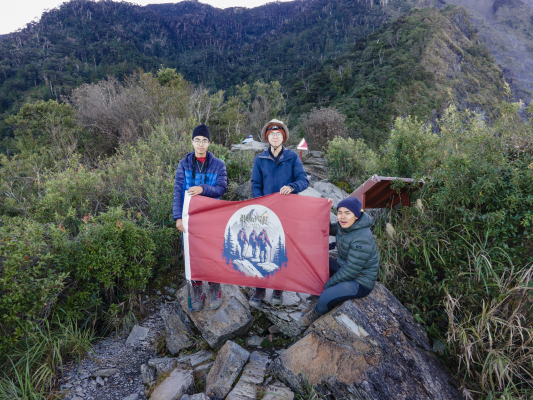 義守大學大傳系 跨國團隊登大武山拍紀錄片